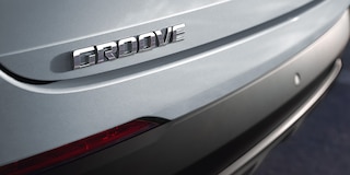 Chevrolet Groove 2024 con antena acabado "aleta de tiburón" y lámparas traseras con luz indicadora de reversa